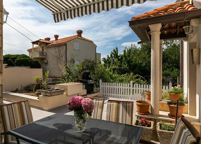 Apartment Tonka - Two Bedroom Apartment With Partial Sea View